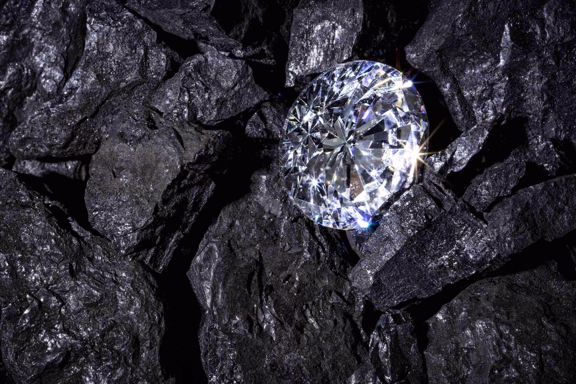 ¿Qué relación existe entre el carbono y el diamante?