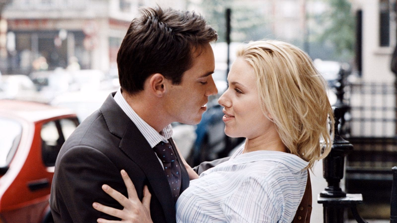 What is the difference between break point and match point?