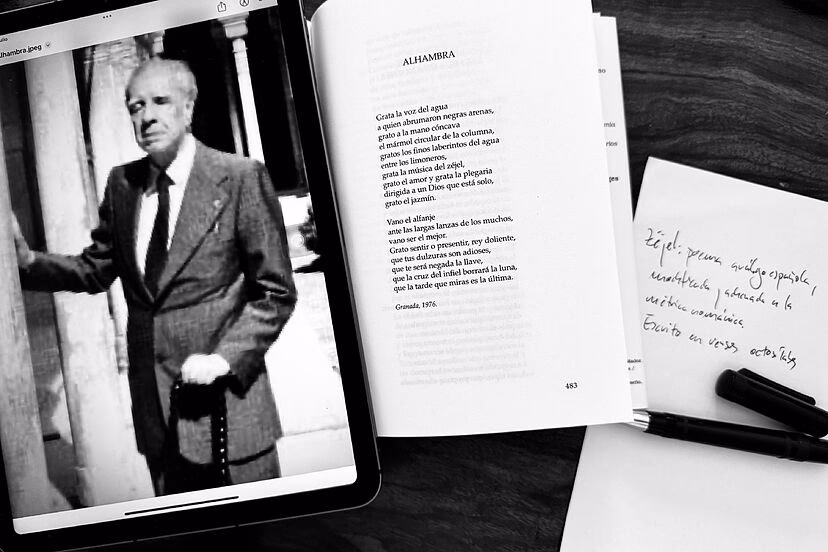 ¿Qué está escrito en las paredes de la Alhambra?